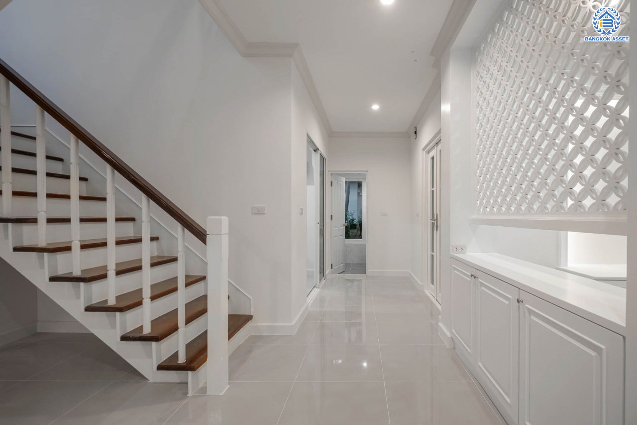 บ้านมือสองตกแต่งใหม่ โครงการ คาซ่าแกรนด์ รัตนาธิเบศร์-ราชพฤกษ์ บ้านเดี่ยวจากแบรนด์ Q.House เนื้อที่ 70 ตร.ว. ฟังก์ชัน 3 ห้องนอน 4 ห้องน้ำ 1 ห้องแม่บ้าน จอดรถได้ถึง 2 คัน พร้อม Facilities ครบครัน บนทำเลเดินทางสะดวก ติดถนนราชพฤกษ์ ใกล้เซ็นทรัลเวสต์เกต และรถไฟฟ้าสายสีม่วง "สถานีบางรักใหญ่"